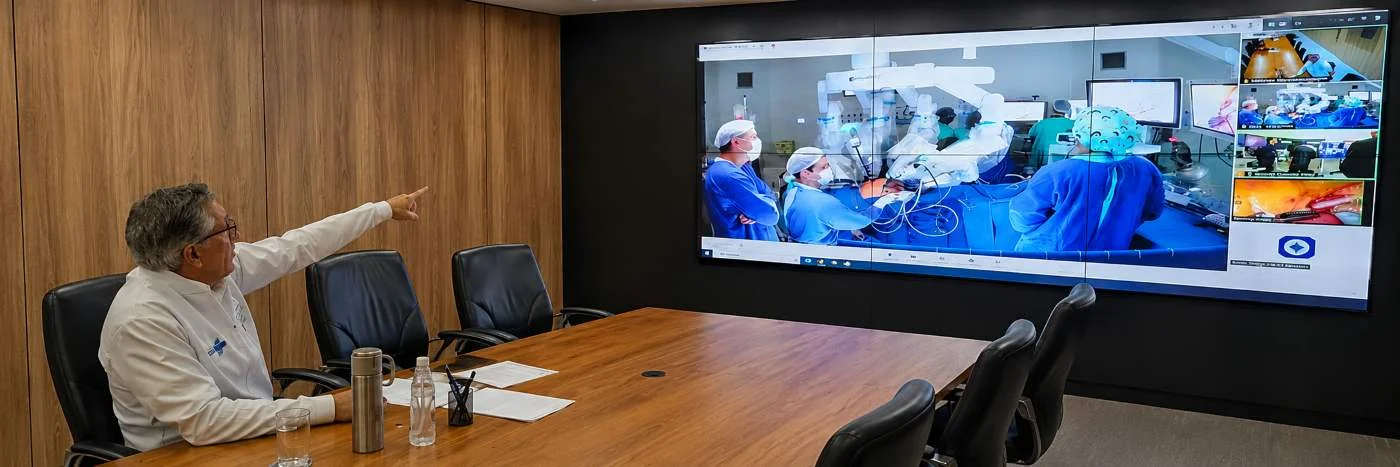 Telecirurgia robótica conecta Porto Velho e Barretos Telecirurgia robótica em Porto Velho conectando equipe médica a Barretos em sala de controle