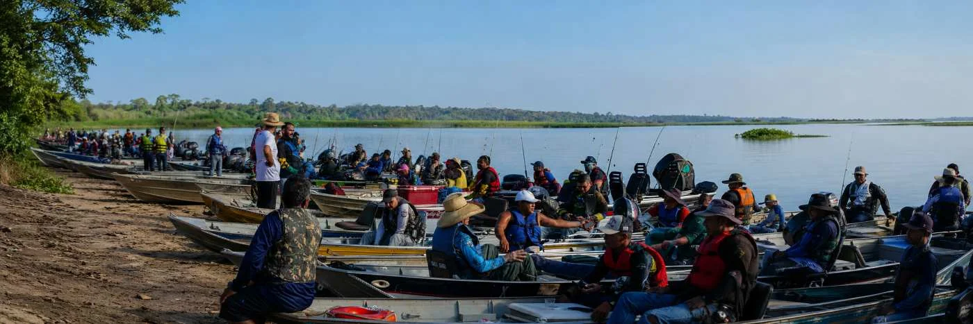 Fórum Amazônico de Pesca Esportiva discute turismo sustentável Imagem-faixa do Fórum Amazônico de Pesca Esportiva com barco, rio amazônico e pesca sustentável