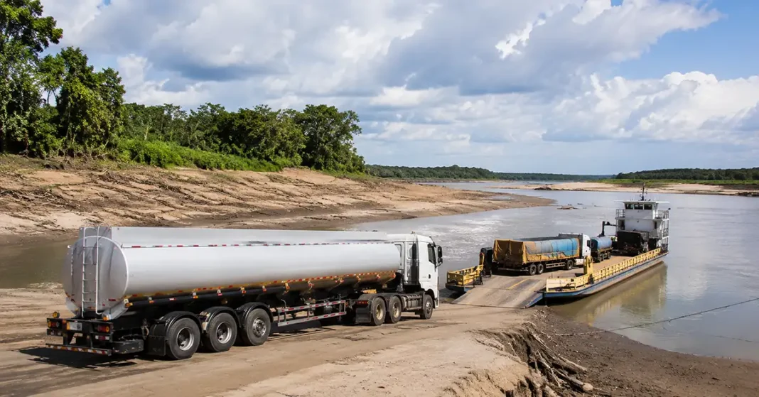 Combustíveis no Norte são monitorados durante estiagem Caminhão-tanque em área fluvial durante monitoramento de combustíveis no Norte na estiagem
