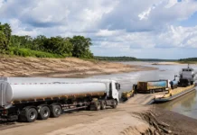 ANP monitora combustíveis no Norte durante estiagem; Rondônia entra em acompanhamento Caminhão-tanque em área de logística fluvial durante monitoramento do abastecimento de combustíveis na Região Norte