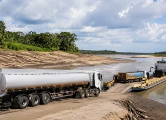 ANP monitora combustíveis no Norte durante estiagem; Rondônia entra em acompanhamento Caminhão-tanque em área de logística fluvial durante monitoramento do abastecimento de combustíveis na Região Norte