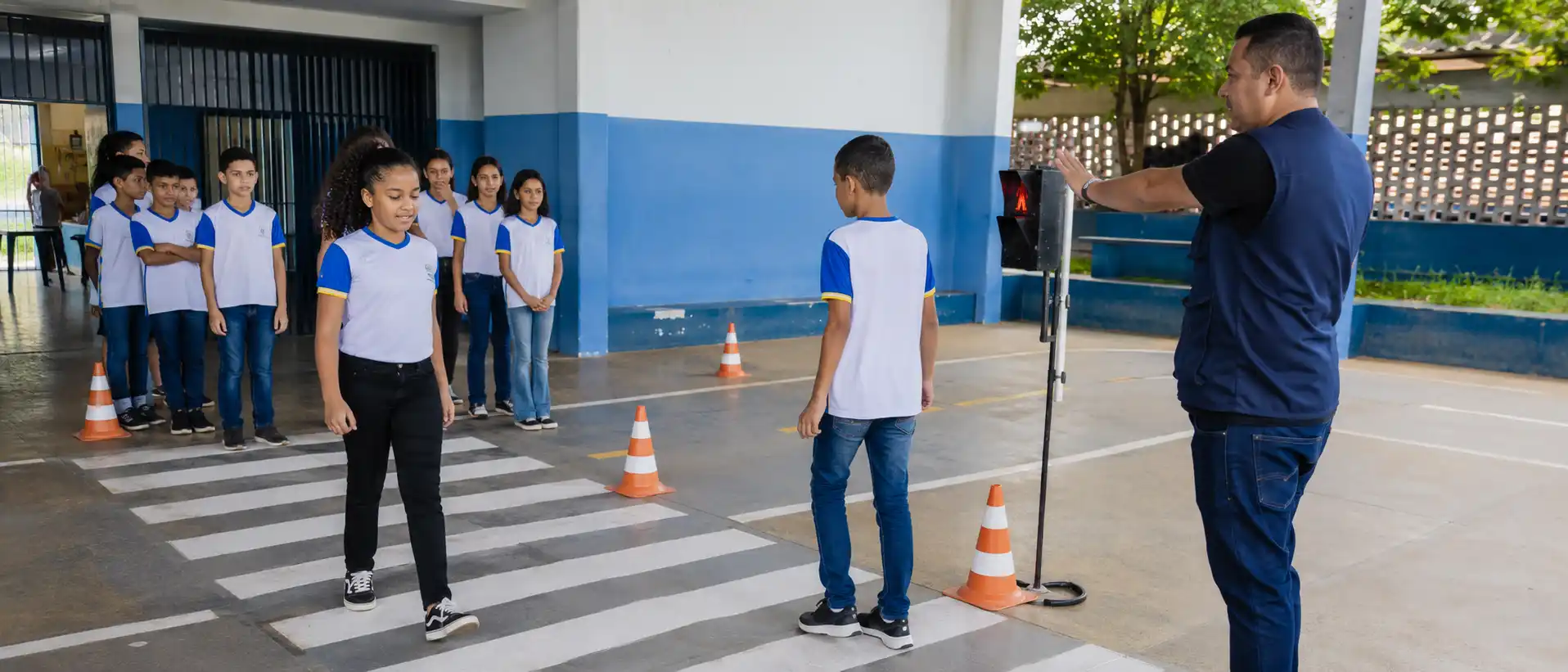Alunos do Agente Mirim no Trânsito praticam travessia segura em faixa de pedestres em Porto Velho.