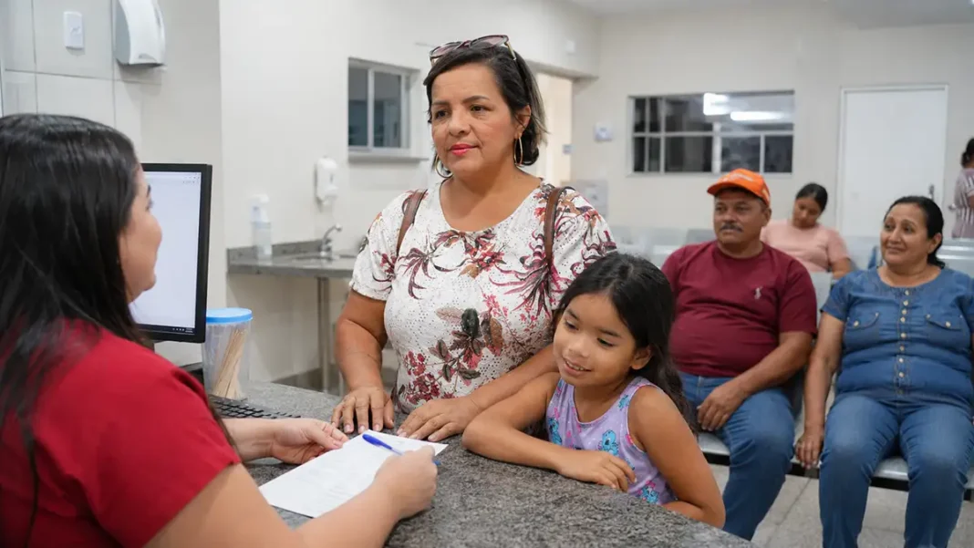 Acolhimento de famílias no período noturno Corujão da Saúde recebe mãe e criança durante acolhimento noturno em unidade de Porto Velho.