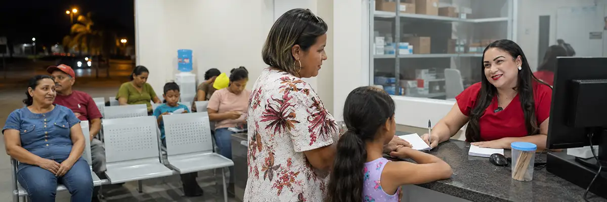 Corujão da Saúde recebe mãe e criança durante acolhimento noturno em unidade de Porto Velho.