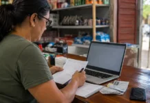 MEIs de Rondônia entram no prazo nacional para renegociar dívidas Desenrola MEI em Rondônia orienta microempreendedora com documentos e notebook em pequeno negócio
