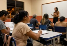 EJA ajuda jovens e adultos a voltar à escola em Porto Velho EJA em Porto Velho reúne estudantes adultos em uma sala de aula no período noturno