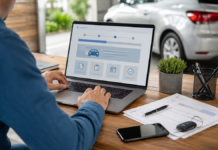 Emplacamento digital facilita registro de veículo novo em Rondônia Emplacamento digital em Rondônia com proprietário acessando serviço online do Detran-RO