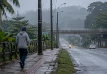 Friagem chega a Rondônia e pode derrubar mínimas para 12°C no fim de semana Friagem em Rondônia com moradora caminhando em manhã fria e úmida