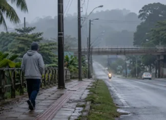 Friagem chega a Rondônia e pode derrubar mínimas para 12°C no fim de semana Friagem em Rondônia com moradora caminhando em manhã fria e úmida