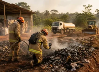 Fogo atinge barracão na Vila Princesa e é controlado Incêndio na Vila Princesa é controlado após atingir barracão e materiais recicláveis