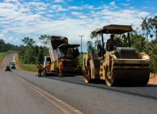 Recuperação da RO-473 avança com serviços entre Teixeirópolis e Urupá Recuperação da RO-473 com máquinas trabalhando entre Teixeirópolis e Urupá
