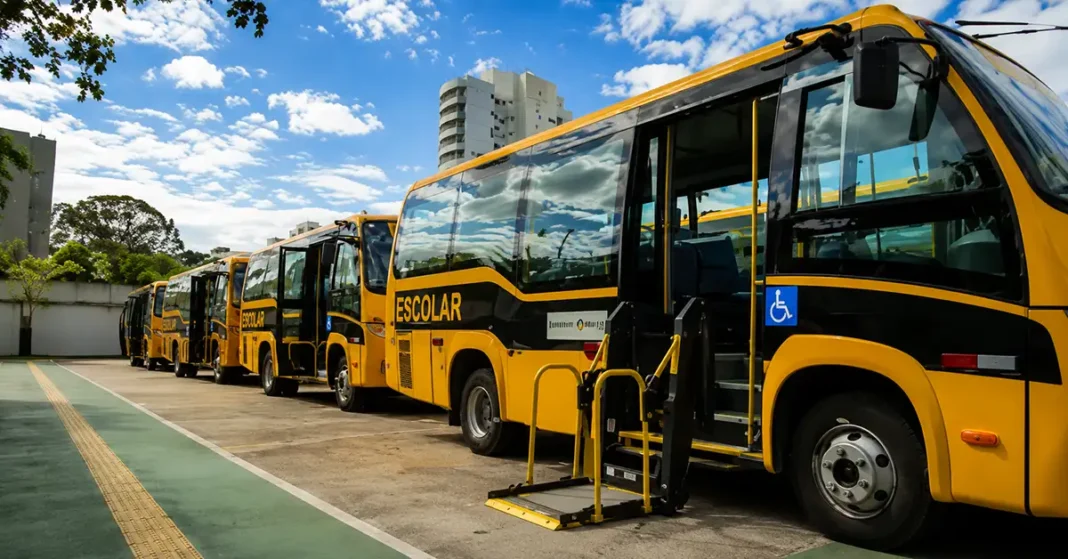 Ônibus acessíveis em Rondônia estacionados para reforçar transporte escolar de estudantes com deficiência
