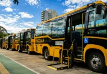Ônibus acessíveis e impressoras Braille reforçam inclusão escolar em Rondônia Ônibus acessíveis em Rondônia estacionados para reforçar transporte escolar de estudantes com deficiência