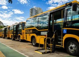 Ônibus acessíveis e impressoras Braille reforçam inclusão escolar em Rondônia Ônibus acessíveis em Rondônia estacionados para reforçar transporte escolar de estudantes com deficiência