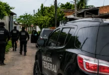 PF deflagra Operação Bloodline contra grupo investigado por tráfico interestadual operação PF em Rondônia com viatura e agentes durante cumprimento de mandados