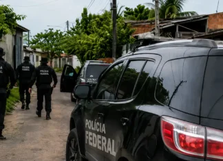PF deflagra Operação Bloodline contra grupo investigado por tráfico interestadual operação PF em Rondônia com viatura e agentes durante cumprimento de mandados