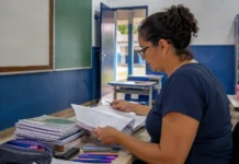 Reajuste de 5,4% alcança 3,5 mil educadores em Porto Velho Professora confere documentos sobre o piso do magistério em Porto Velho em uma sala da rede municipal.