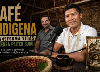 Café indígena em Rondônia fortalece produtores Paiter Suruí no RuralCast Joel Suruí e Adalto Costa no RuralCast em imagem sobre café indígena em Rondônia, produção sustentável e tradição Paiter Suruí