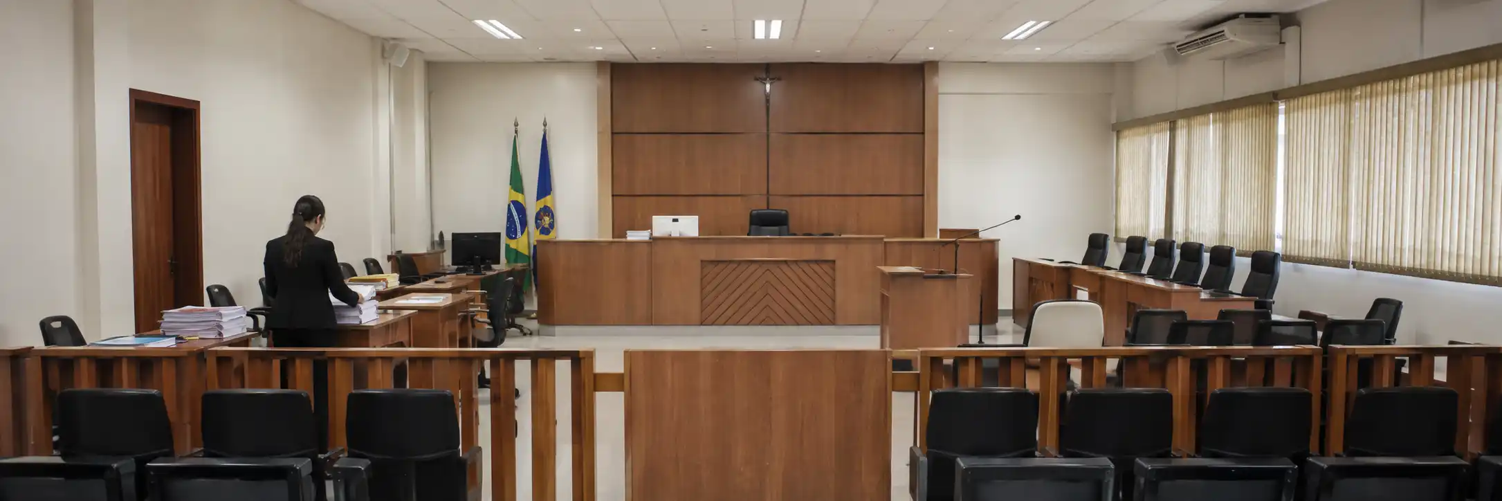 Plenário do Tribunal do Júri preparado para sessão judicial em Nova Mamoré.