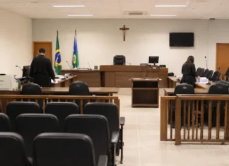 Nova Mamoré terá seu primeiro júri desde a instalação da comarca; outros três julgamentos começam dia 12. Plenário preparado para o primeiro júri popular da Comarca de Nova Mamoré.