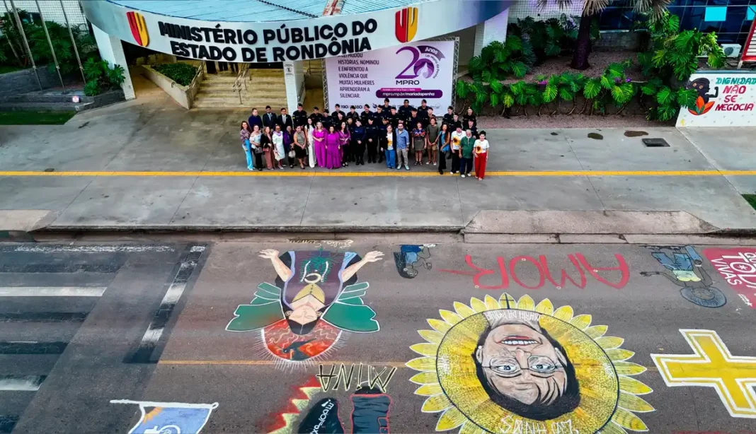 Rua das Penhas reúne artistas e pinturas de conscientização contra a violência às mulheres em Porto Velho.