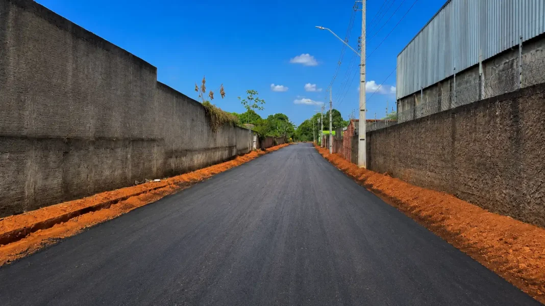 Asfalto no Nova Esperança em trecho de rua pavimentada no bairro de Porto Velho.