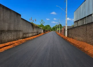 Asfalto chega ao Nova Esperança após quase 30 anos de espera em Porto Velho Asfalto no Nova Esperança em trecho de rua pavimentada no bairro de Porto Velho.