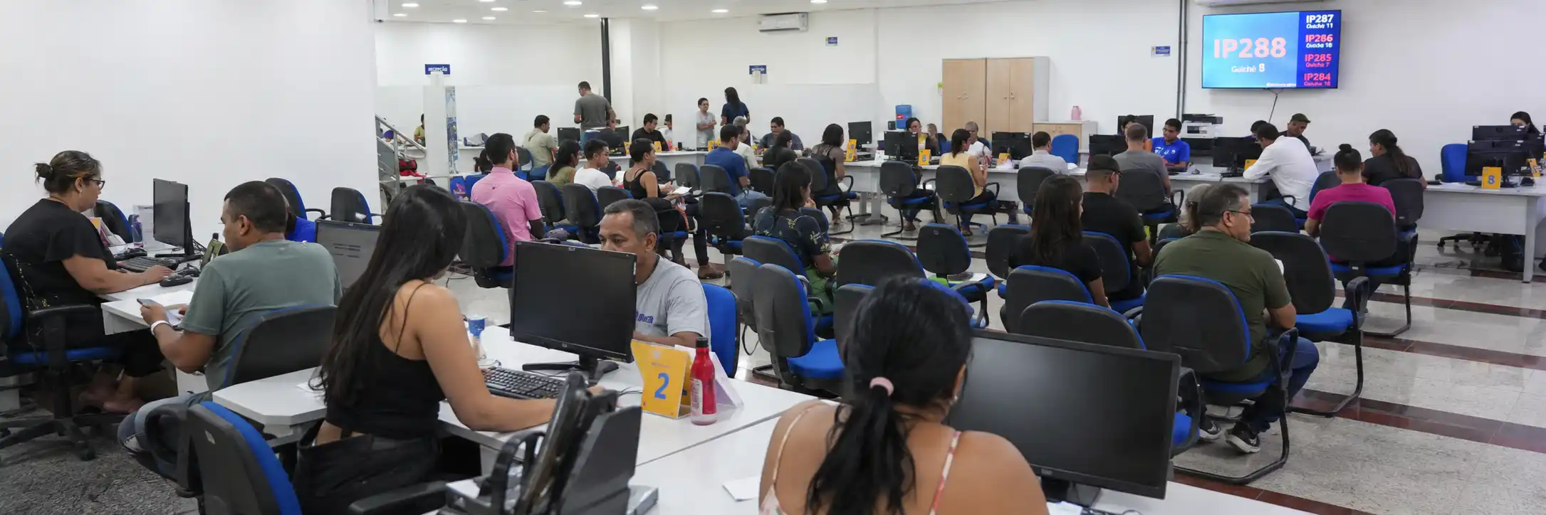 Sala de atendimento do Refis 2026 em Porto Velho com contribuintes e servidores.