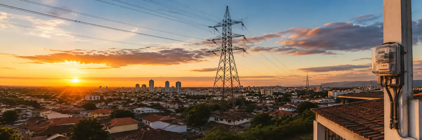 Panorama urbano com torre e linhas de transmissão de energia ao pôr do sol em Rondônia