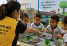 Crianças de 3 a 5 anos aprendem trânsito seguro em Porto Velho Educação para o trânsito com demonstração de travessia segura para crianças