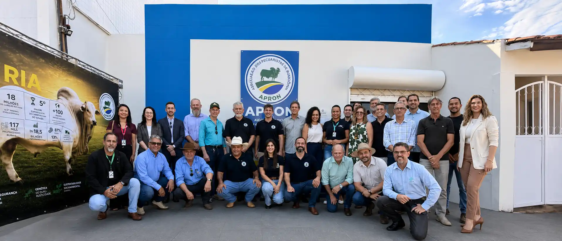Representantes do setor pecuário reunidos diante do novo espaço da APRON em Porto Velho.