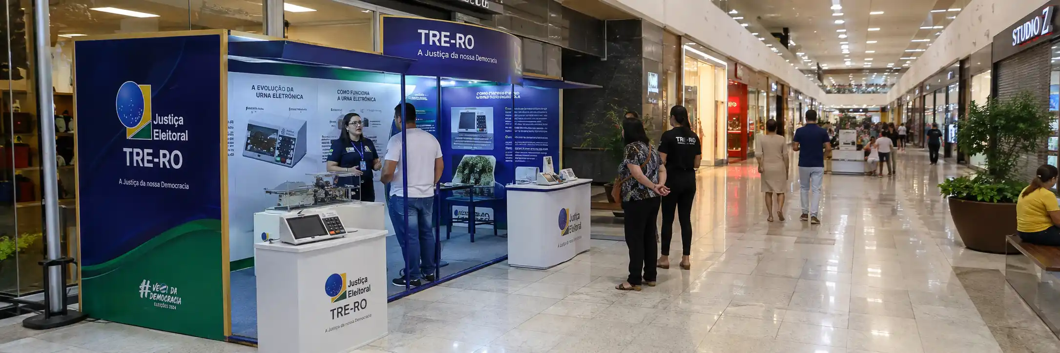 Estande educativo do TRE-RO no shopping Exposição da urna eletrônica ocupa espaço educativo do TRE-RO no Porto Velho Shopping.