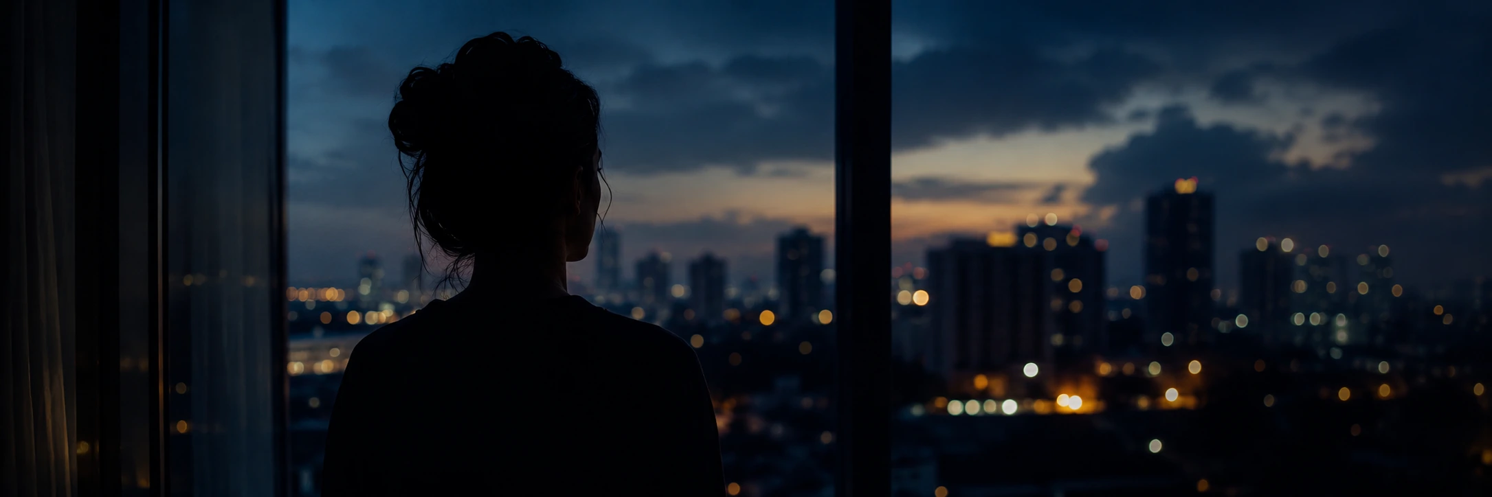 Rondônia reduz número de vítimas de feminicídio em 2026 Mulher observa a cidade em imagem sobre feminicídios em Rondônia