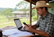 ITR 2026 começa nesta segunda; veja quem precisa declarar em Rondônia ITR 2026 começa com produtor rural consultando documentos e celular em propriedade rural.