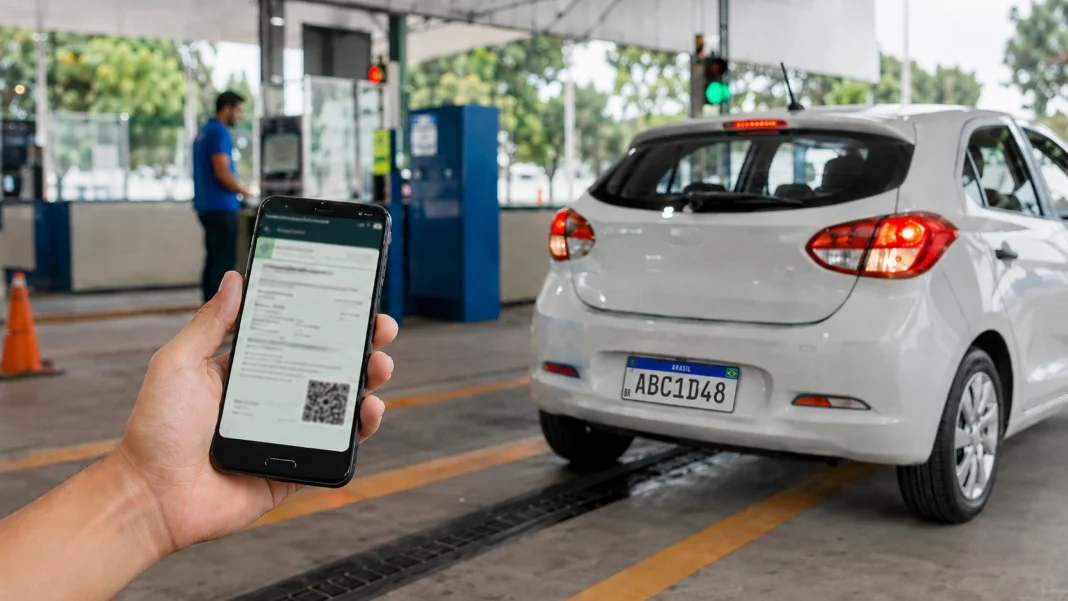 Licenciamento placa final 8 em Rondônia vence em agosto Licenciamento placa final 8 em Rondônia com CRLV digital exibido no celular
