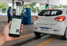 Placa final 8 tem até 31 de agosto para licenciamento em Rondônia Licenciamento placa final 8 em Rondônia com CRLV digital exibido no celular