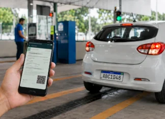 Placa final 8 tem até 31 de agosto para licenciamento em Rondônia Licenciamento placa final 8 em Rondônia com CRLV digital exibido no celular