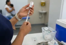 Multivacinação 2026 segue até setembro em Porto Velho Profissional prepara imunizante durante a Multivacinação 2026 em Porto Velho.