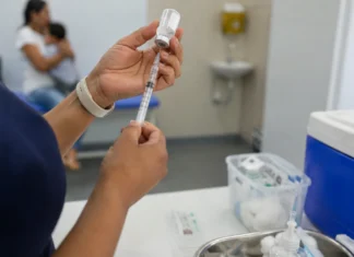 Multivacinação 2026 segue até setembro em Porto Velho Profissional prepara imunizante durante a Multivacinação 2026 em Porto Velho.