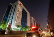 Justiça recebe denúncia contra 22 investigados na Operação Basalto Operação Basalto em Rondônia com sede do MPRO e viatura em primeiro plano
