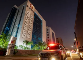 Justiça recebe denúncia contra 22 investigados na Operação Basalto Operação Basalto em Rondônia com sede do MPRO e viatura em primeiro plano