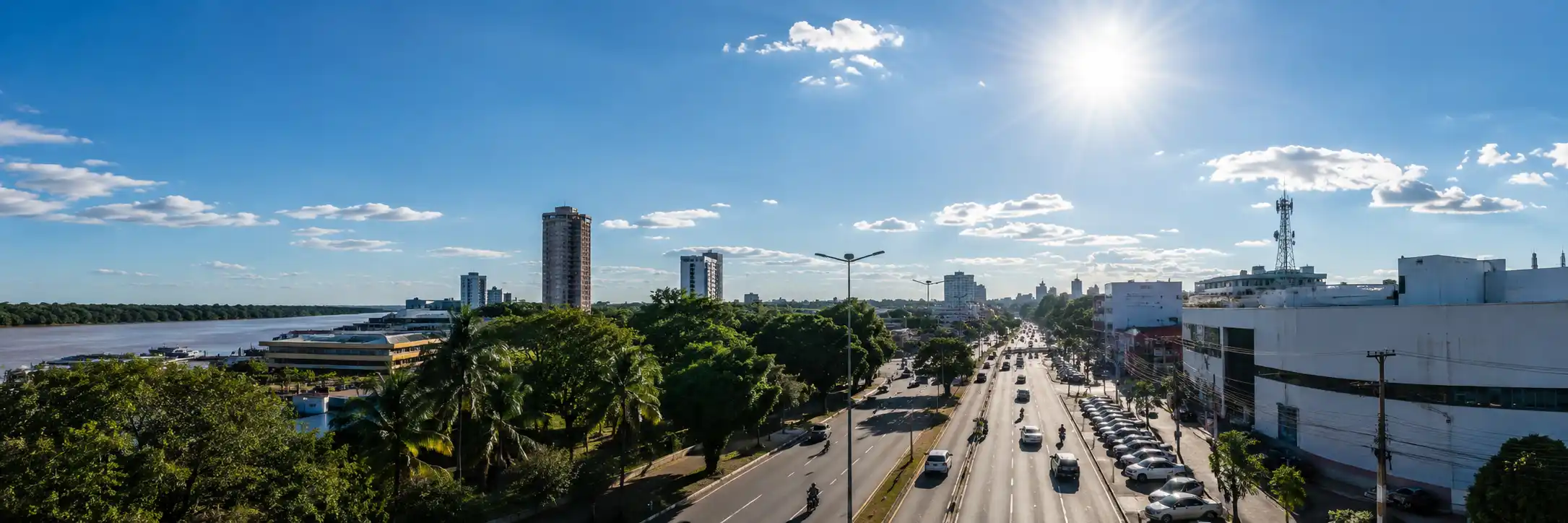 Tempo em Porto Velho aparece com céu aberto sobre panorama urbano e avenida movimentada.