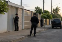 PF cumpre prisões e busca após furto em Ji-Paraná Agentes da PF em Ji-Paraná cumprem mandados judiciais durante investigação de furto qualificado.