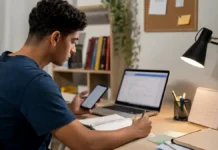 Prazo para completar inscrição do Fies acaba hoje às 23h59 Estudante consulta celular e notebook no último dia do prazo do Fies.