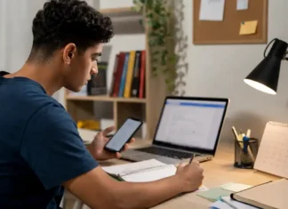 Prazo para completar inscrição do Fies acaba hoje às 23h59 Estudante consulta celular e notebook no último dia do prazo do Fies.