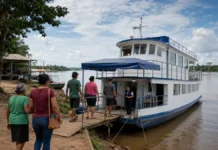 PREVBarco do INSS atende Costa Marques até 21 de agosto Moradores se aproximam do PREVBarco em Rondônia para atendimento do INSS em Costa Marques.