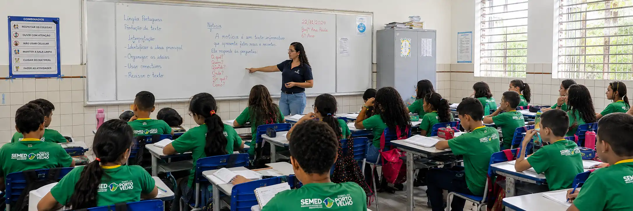 Professora conduz aula com estudantes em imagem relacionada à contratação temporária em Porto Velho.