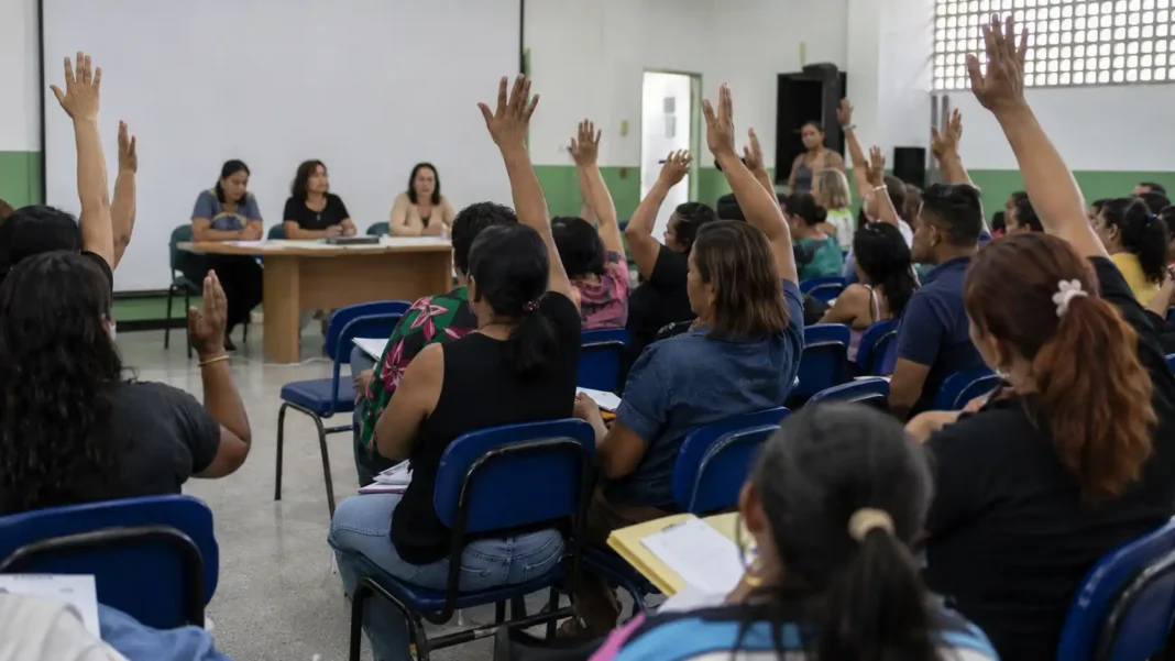 Profissionais da educação acompanham mobilização em Porto Velho Profissionais da educação municipal conversam em escola de Porto Velho antes da paralisação prevista.