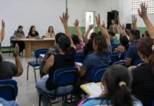 Greve da educação é aprovada para dia 12 em Porto Velho Profissionais da educação municipal conversam em escola de Porto Velho antes da paralisação prevista.