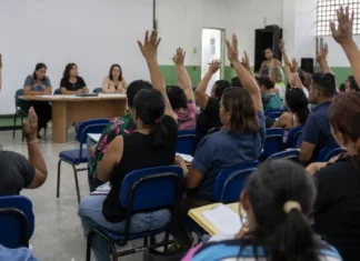 Greve da educação é aprovada para dia 12 em Porto Velho Profissionais da educação municipal conversam em escola de Porto Velho antes da paralisação prevista.